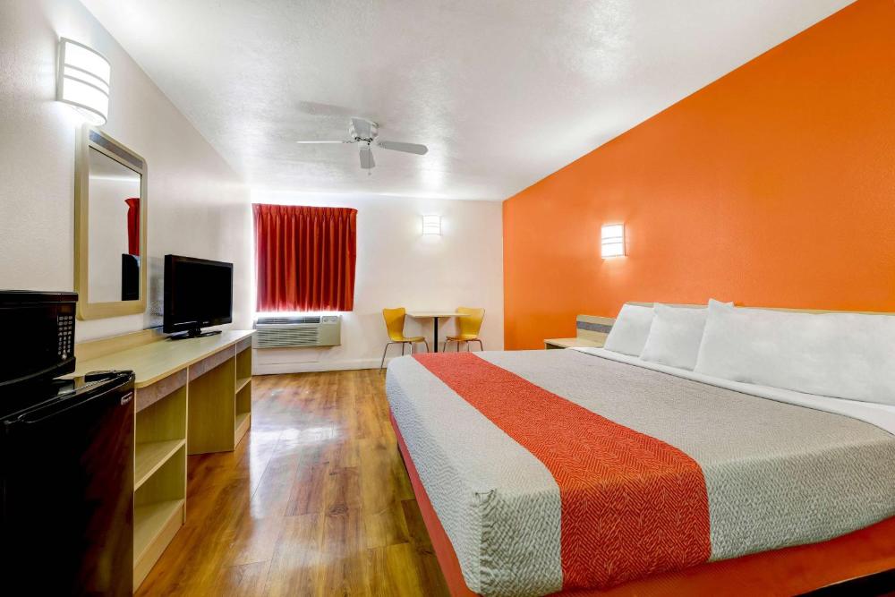 King Room with Roll-in Shower - Disability Access - Non-Smoking interior